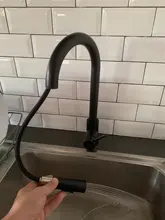 Grifo de cocina de dos funciones, mezclador de un solo tirador, montado en cubierta, de agua caliente y fría, color negro, envío gratis