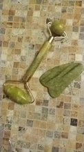 Gua Sha-Rodillo verde 2 en 1, herramientas de Jade Natural, masajeador con piedras para cara, cuello, espalda y Jawline