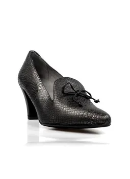 

Gray shoes with lazo.175