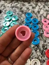 100 Uds 24mm portátil de plástico anillo de carpeta hebilla de 360 grados de rotación de agujero color aprendizaje suministros de encuadernación