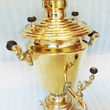 Самовар в форме "гладкая рюмка". Материал: полированная латунь. Объем: 4,5 литра. Страна: Российска