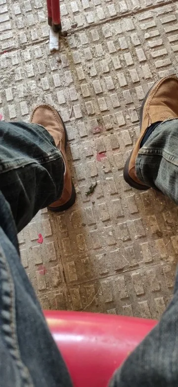 נעלי סניקרס לגבר חום בהיר