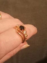 Huitan-Anillo de bruja para mujer, piedra negra única, ajuste giratorio, Diseño de banda, Color oro rosa, anillos de dedo de compromiso para mujer, venta al por mayor