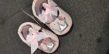 Zapatos de princesa para niña, calzado con lazo de corona ostentoso, suela de goma de PU para niño pequeño, mocasines antideslizantes para primeros pasos, zapatos de cuna para bebé recién nacido