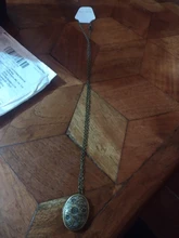 Collar con colgante de flor tallada ovalada a rayas para mujer, medallón Vintage de latón antiguo con apertura, caja de fotos, joyería