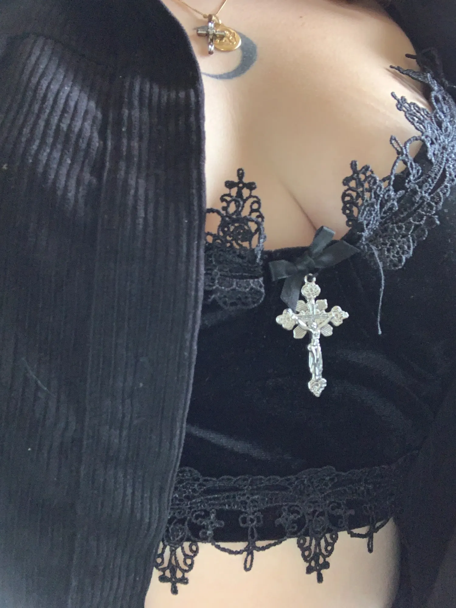 Aesthetic  Velvet Gothic Crop Top  with Lace and Cross pendant photo review