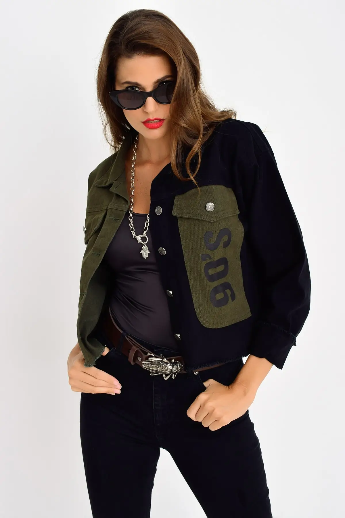 Крутая и сексуальная женская джинсовая куртка цвета хаки-черный с двухцветным