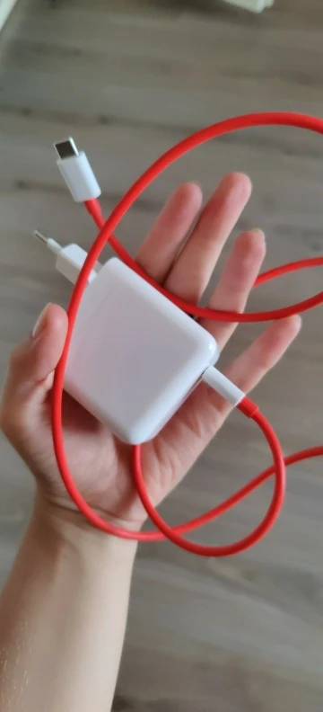 Отзыв о товаре Оригинальный адаптер питания Oneplus Warp Charge 65 Вт, быстрое зарядное устройство стандарта ЕС и США 65 Вт, кабель Type C-Type C One Plus 9 pro 9R 8T 8 nord n100 от пользователя A***s