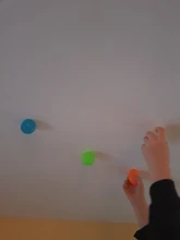 Juguetes que brillan en la oscuridad para niños, Mini palo luminoso, malabares, juegos de pelota de pared, bola pegajosa de succión de Squash, bola Diana