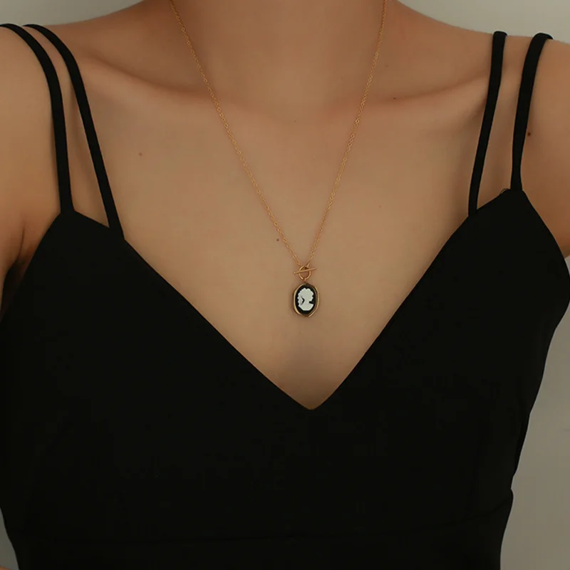 New Oval Acrylic Portrait Coin Pendant Necklace For Women Elegant Vintage Sweater Chain Women's Necklace French Female Jewelry