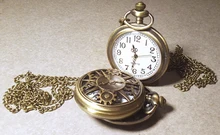 Reloj de bolsillo de cuarzo con números romanos para hombre y mujer, colgante de reloj de bolsillo árabe, con engranaje hueco, Estilo Vintage, Unisex, 1 unidad