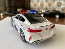 Coche de juguete de aleación fundido a presión M8 para niños, modelo de policía, luz de sonido de simulación, tira trasera de 6 puertas, vehículo de juguete abierto, regalos, 1/32