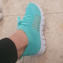 Zapatillas de deporte antideslizantes para mujer, zapatos ligeros de malla, transpirables, con plataforma para caminar, cómodos, informales, a la moda, con cordones, novedad