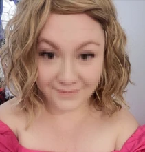 Pelucas sintéticas rizadas para mujeres afroamericanas, pelo de Cosplay de fibra resistente al calor, longitud media, flequillo lateral libre, color rubio Emir