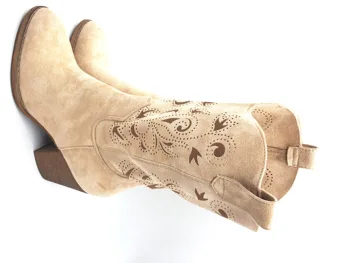 

Boot Cane half, Cuban heel, rounded tip, drawing on the Cane
