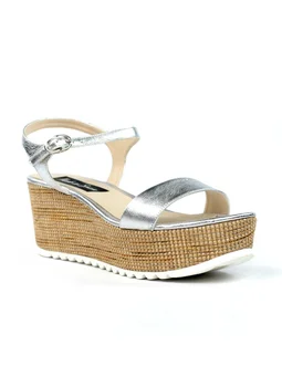 

Sandals with wedge raffia. 550