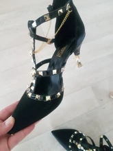 Vestido de diseño sandalias de las mujeres, mujer estilo de hadas con falda cereza 2020 novedad de verano negro tacones altos delgada con remaches zapatos
