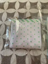 Mini puerta de hadas de madera, puerta de hadas hecha a mano, con bonito agujero con ratón rosa, puerta de madera en miniatura con banderines y poste de señal personalizado