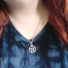 Collar con diseño sobrenatural trampa del diablo pentagrama estrella de cinco puntas Color plata antigua amuleto colgante Vintage Retro película joyería al por mayor