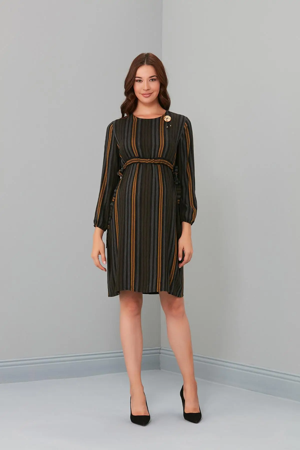 Вискозное платье для беременных с брошью на пуговицах 5075-Y
