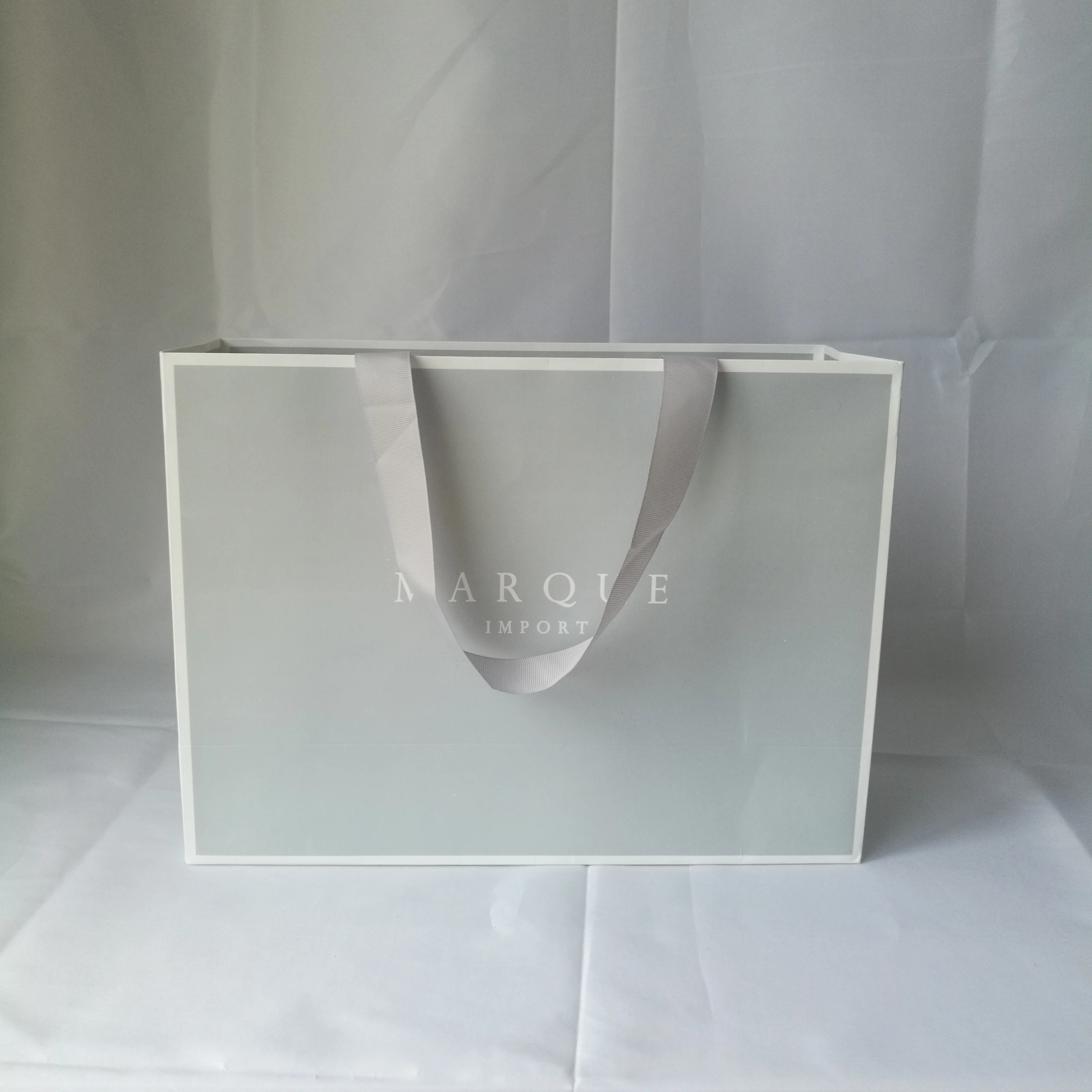 Wholesales 500pcs/lot Eco Friendly Luxury Grey Matte Laminated Shopping Paper Bag with Ribbon Handle Fashionable Foldable Bag