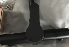 Grifo de cocina negro montado en la pared, un solo Mango, doble orificio, agua caliente y fría