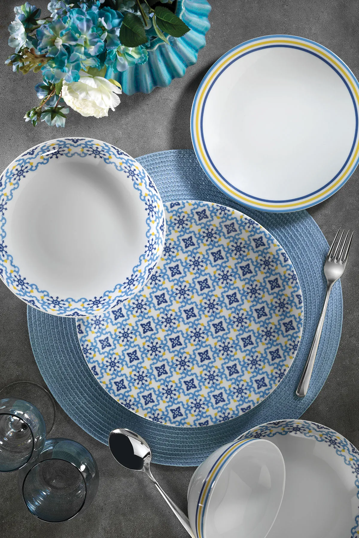 

Durable Blue Design 6 Persons 24 PCS Porcelain Nonremovable Pattern Stylish Dinnerware Set