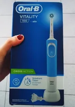 Oral B Vitality D100 CrossAction, Cepillos de dientes Eléctricos Recargables Blanco/Negro, limpieza 2D, cabezal oscila y rota