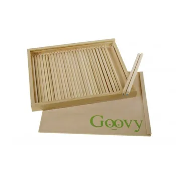 

Wooden box with 30 colored pencils. Measures: 23x23x2 cm.