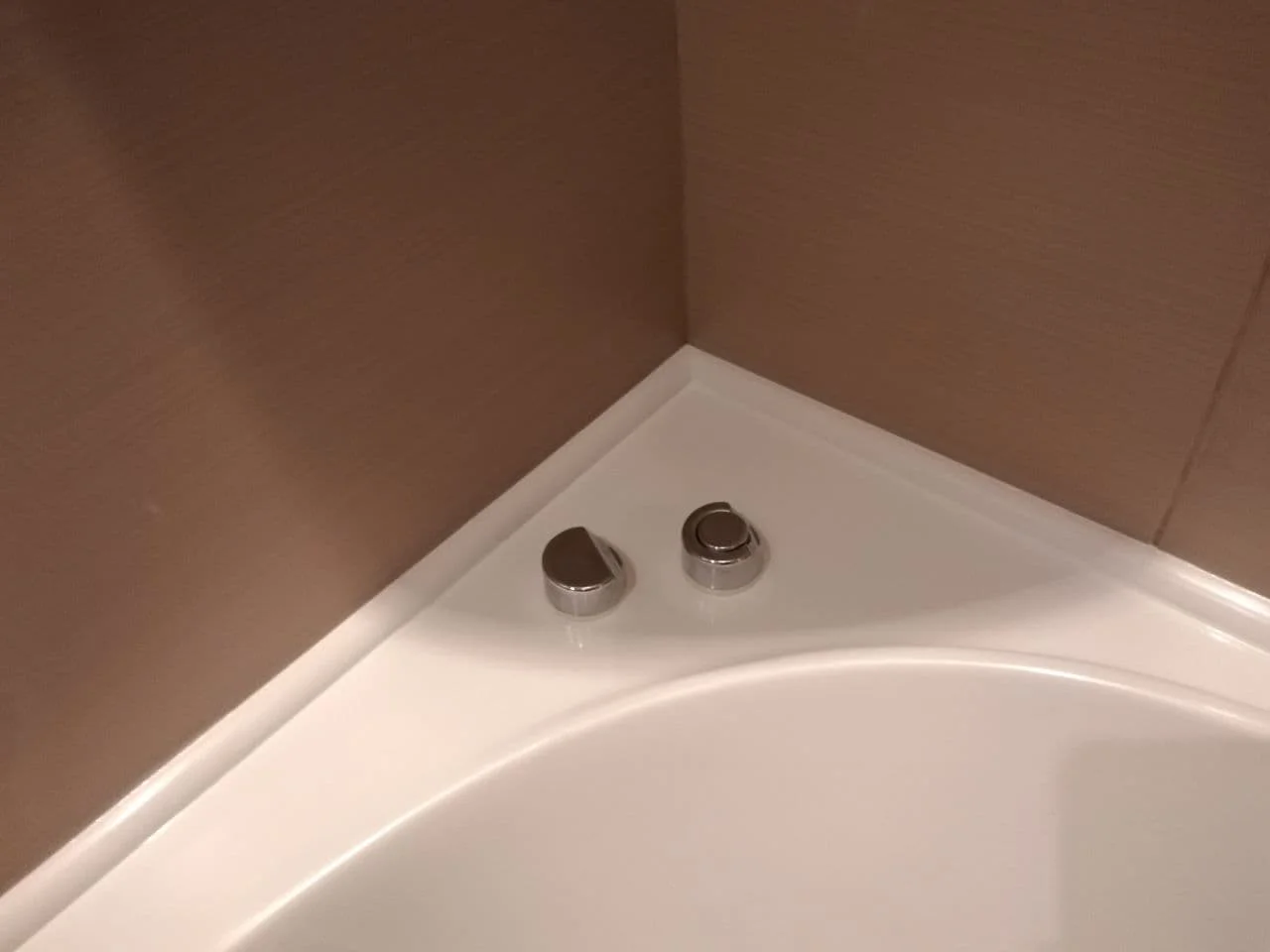 Акриловый плинтус для ванны с установкой