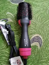 Cepillo que seca y volumiza el pelo de un solo paso, el cepillo produce aire caliente y puede alisar y arizar el pelo