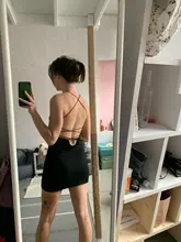 Vestido ajustado de fiesta con espalda al aire, vestido de mujer que estiliza la figura, corto, con tirantes muy finos y escote abierto