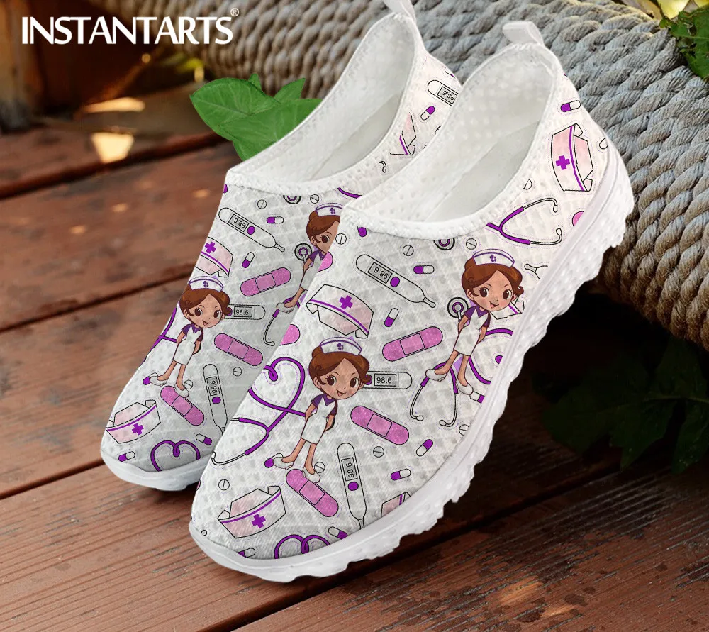 INSTANTARTS-Zapatillas de enfermera transpirables para mujer, zapatos planos con dibujos animados, diseño de hada quirúrgica, para verano
