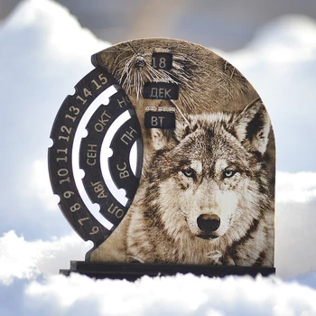 

Perpetual calendar made of wood with a Wolf