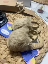 Sandalias con peluche para niñas pequeñas, zapatos planos de piel sintética con suela suave, zapatillas con correa de soporte elástico, para el hogar