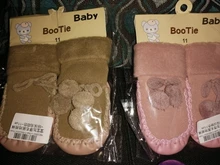 Zapatos de bebé con suela suave, Calcetines antideslizantes de terciopelo, con pompón y lazo, botines gruesos y cálidos para primeros pasos, impermeables