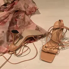 Aneikeh de verano zapatos de mujer Sandalias, de la Pu de moda Cruz-atado tacones de encaje fiesta bombas tamaño 35- 42 albaricoque blanco negro