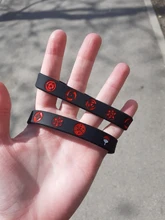 Pulsera deportiva de Anime para hombre, pulsera de silicona de caucho con dibujos animados, brazalete de mano circular para Cosplay, color blanco y negro