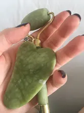 Gua Sha-Rodillo verde 2 en 1, herramientas de Jade Natural, masajeador con piedras para cara, cuello, espalda y Jawline