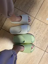 Zapatillas de verano de las mujeres de los hombres goma Eva para interiores 2021 Cool Fondo suave sandalias tendencia diapositivas Unisex chinelas zapatos para la playa casa 36-45