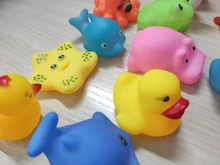 Juguetes de agua para nadar de 13 Uds animales mezclados, pato de goma flotante blando colorido, sonido al estrujar, juguete de baño para bebé