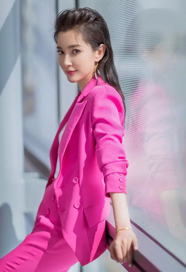 李冰冰大背头气场满分,"银河裙"配黑丝性感妩媚,胸前镂空绝了