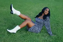 Yomagic-pelucas con onda de encaje frontal para mujer, cabello sintético de Color negro, sin pegamento, con línea de pelo Natural