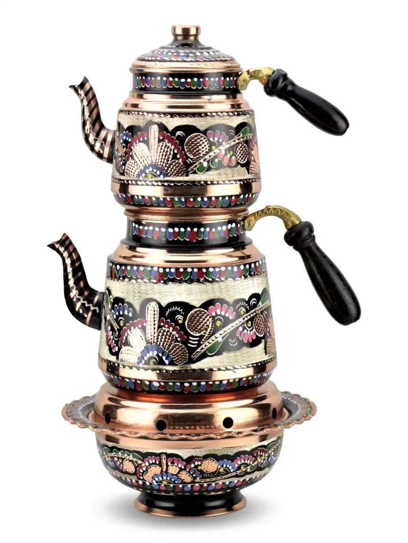 Классический медный чайник с розами и оттоманский карьер