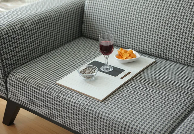 소파의 편안함과 편의성을 위한 가죽 기반 전화 홀더가 있는 팔걸이 트레이 테이블