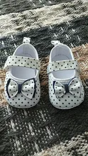 Zapatos para bebé recién nacido, suela antideslizante, zapato de cuna con estampado de lunares y lazo, zapatilla de deporte informal para bebé de 3 a 12 meses, 2019
