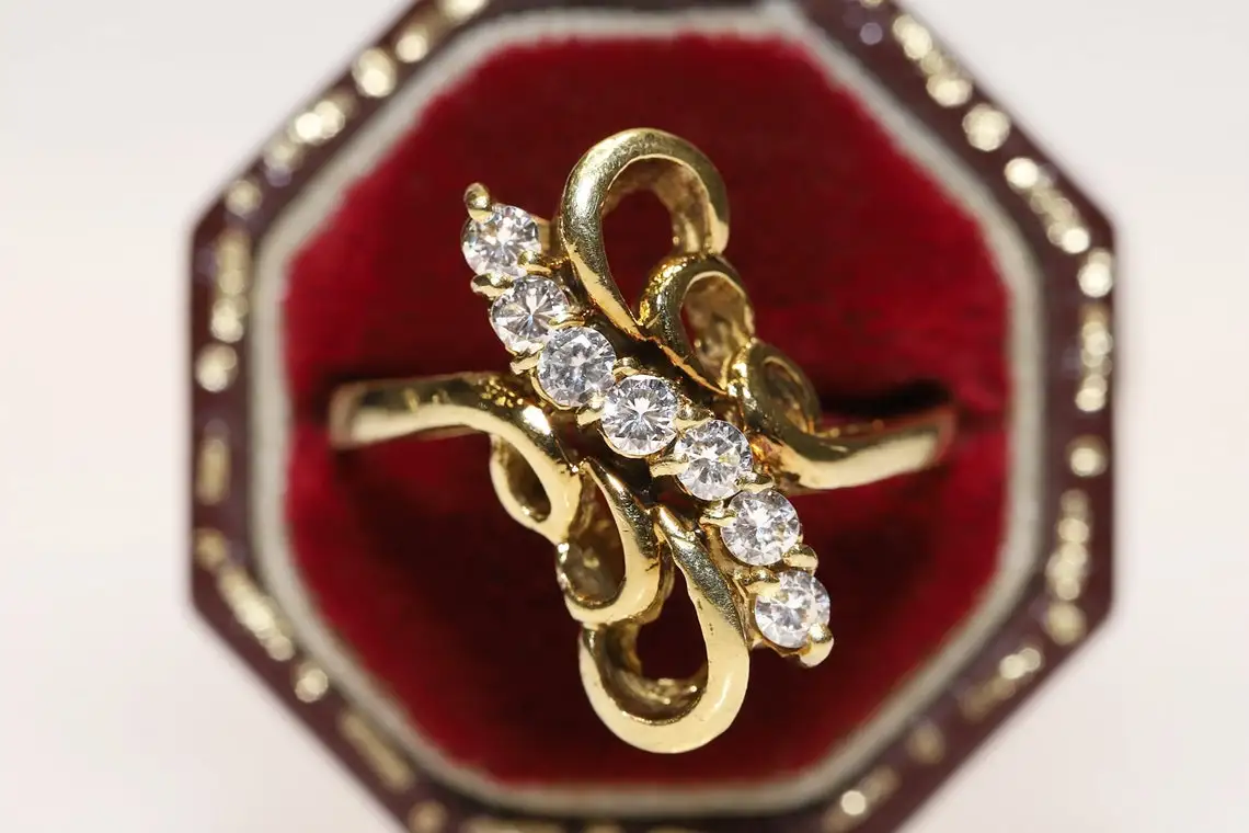 

Perfect Vintage Original 18k Gold Natural Diamond Decorated Pretty Lady Ring