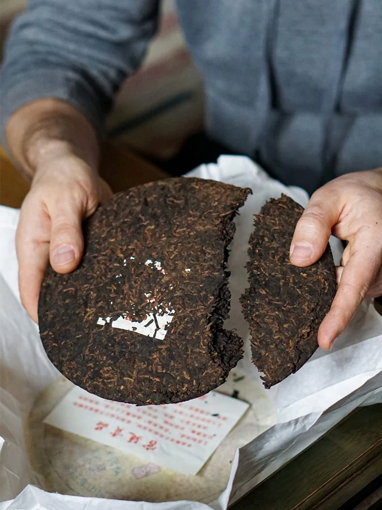 Puer Shu guntin tea Imperial Gift 2014 year, 357g Puer tea Chinese Shu Puer, Shen Puer top grade, resin pressed tea set Black leaf pu er invigorating, old, teas Chinese, gift, pancake pancakes, tile split set for tea