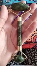 Masajeador de Jade Natural para cara, raspador de Gua Sha con rodillo de Jade, con microagujas