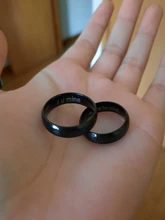 Vnox-anillo personalizado de acero inoxidable con borde biselado para hombre y mujer, sortija de boda negra con letras y fecha